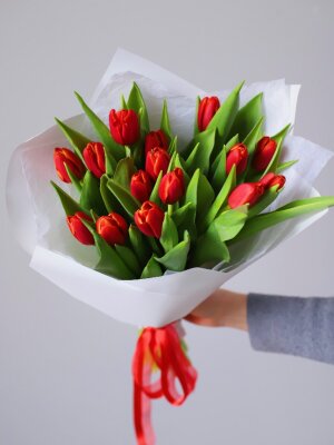 Букет из 15 красных тюльпанов