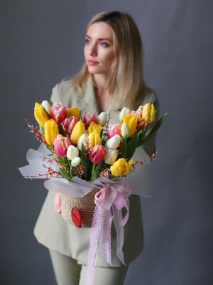 Букет из 25 тюльпанов микс в джутовом кашпо