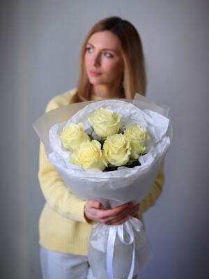 Букет из 5 белых роз