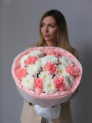 Букет из хризантем и диантусов