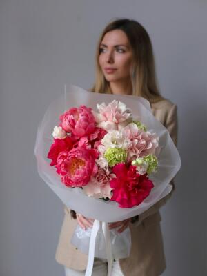 Букет микс из коралловых пионов
