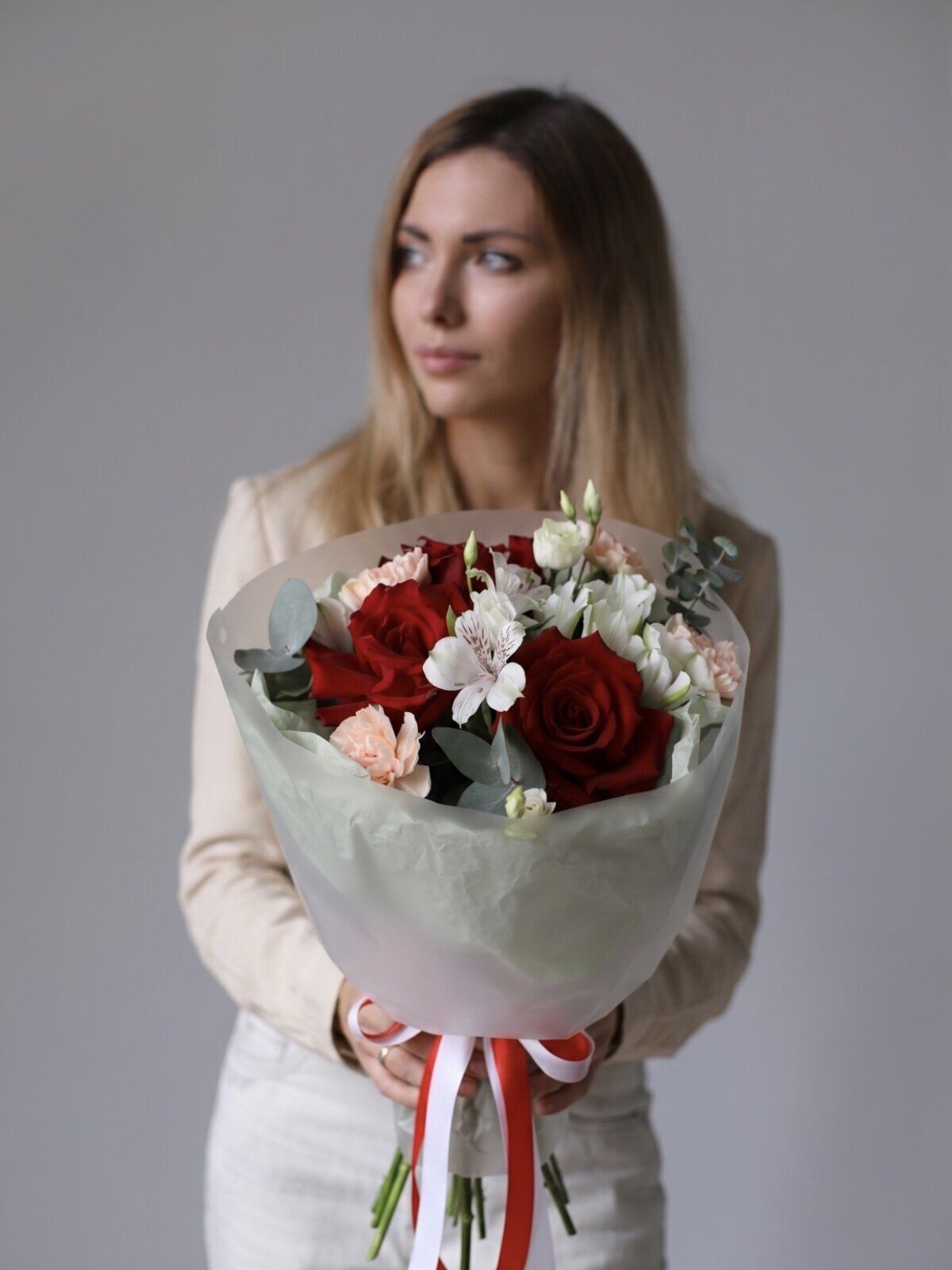 Букет микс с красными розами