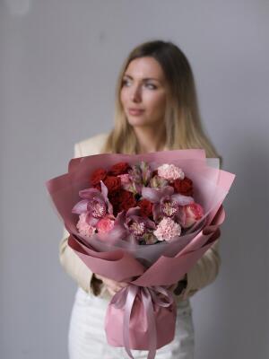Букет с орхидеями и розами