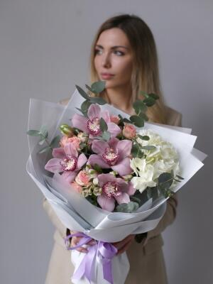 Букет из орхидей и гортензии