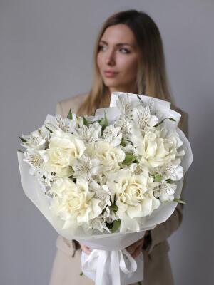 Букет из французских роз и альстромерий