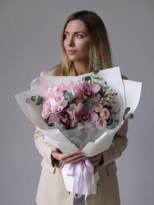 Букет из гортензий, роз и орхидей