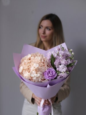 Букет из гортензий и маттиол