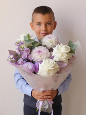 Букет с розами и георгинами