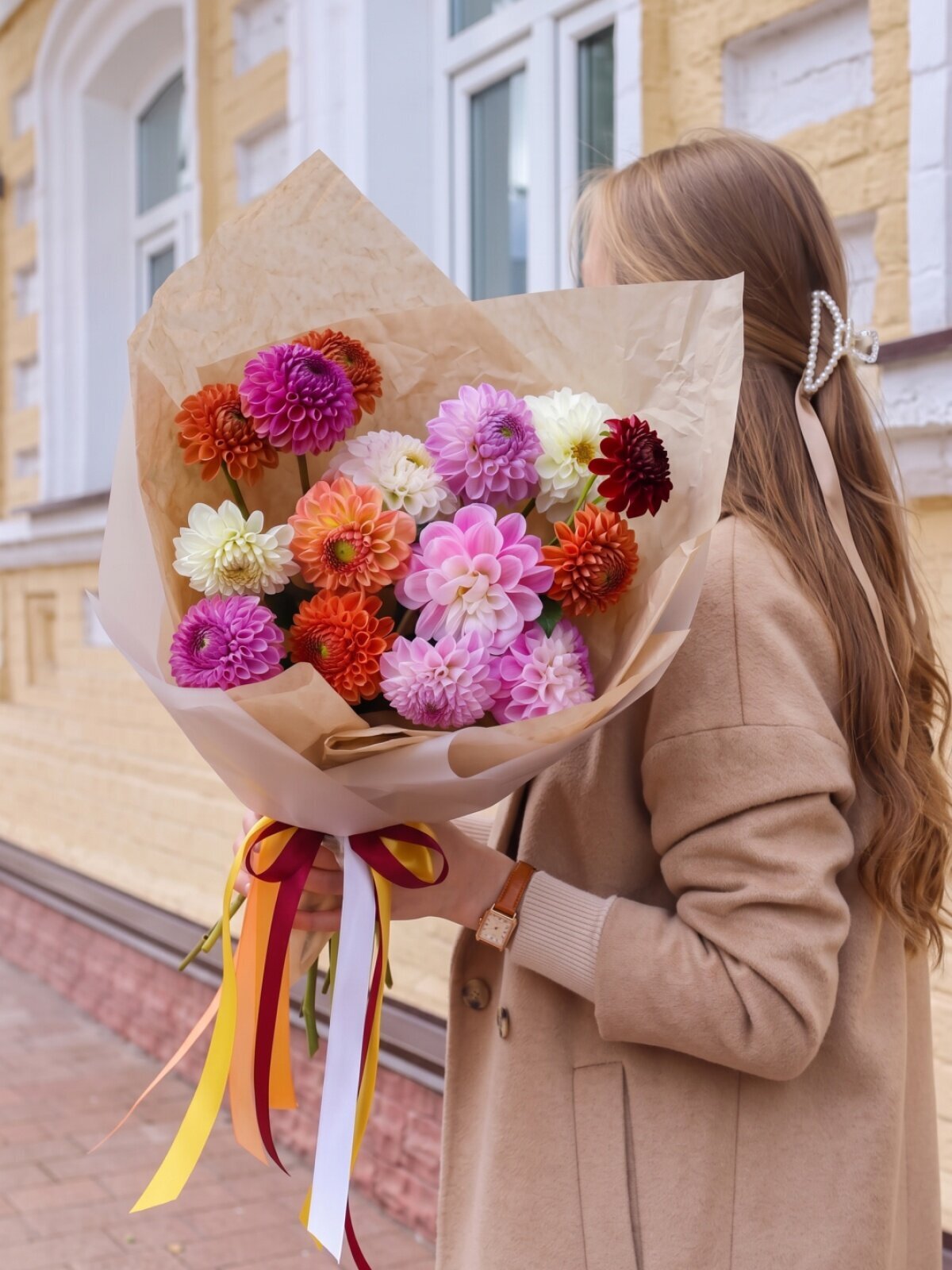 Букет из 15 георгинов микс