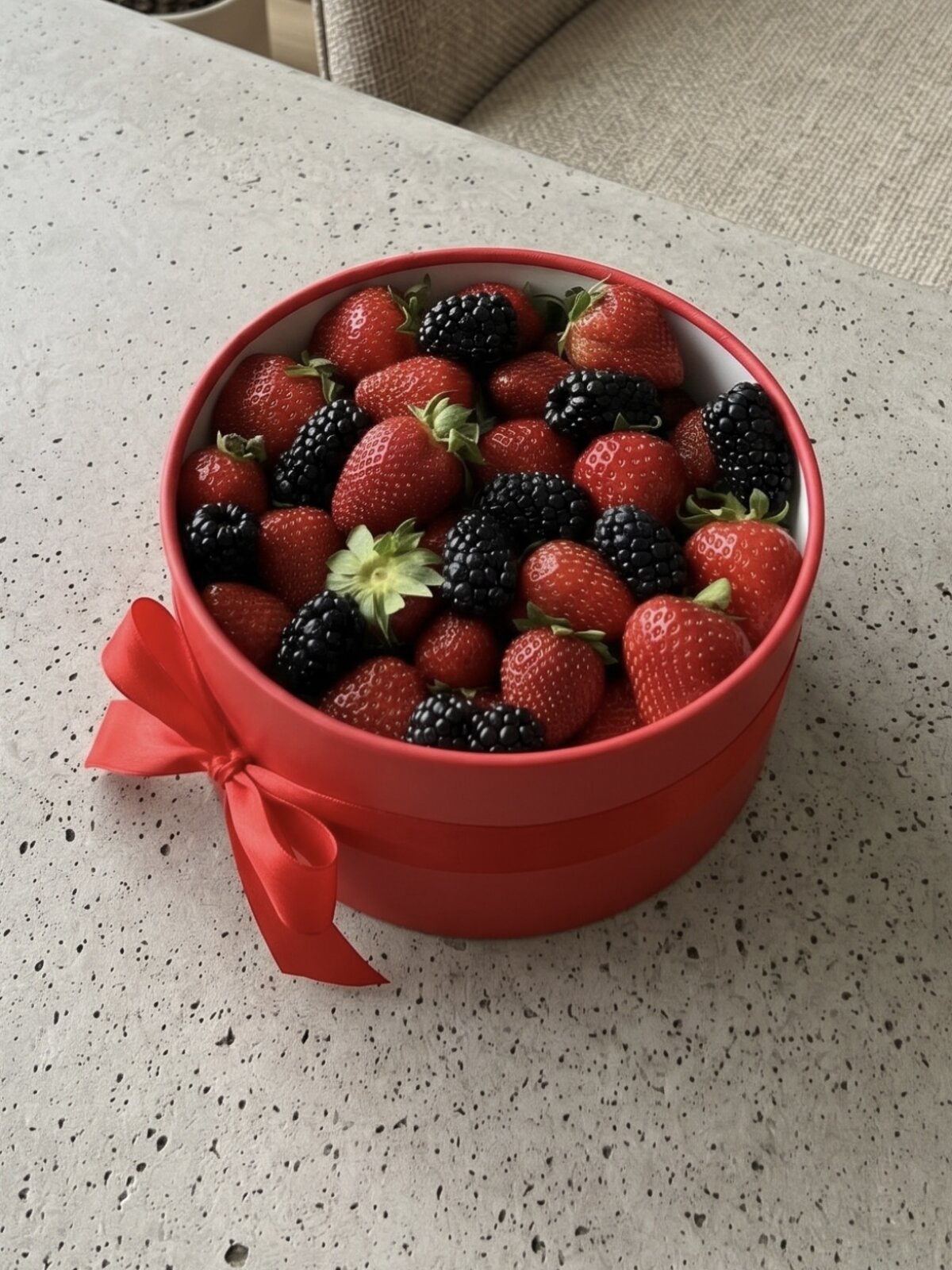 Подарочная коробка с наполнением из клубники и ежевики