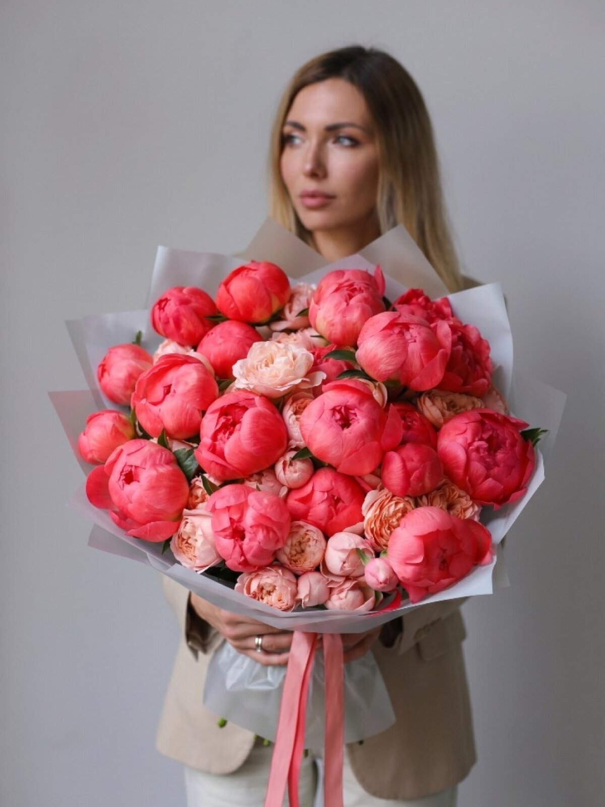 Букет из коралловых пионов и пионовидных роз