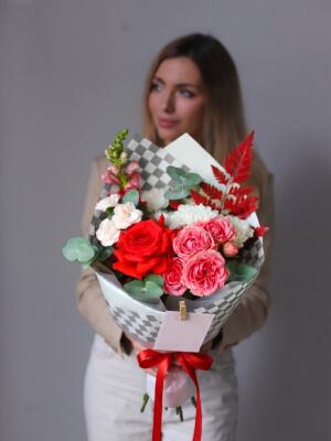 Букет микс с яркими розами М