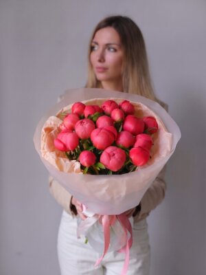 Букет из 17 пионов Коралл Шарм