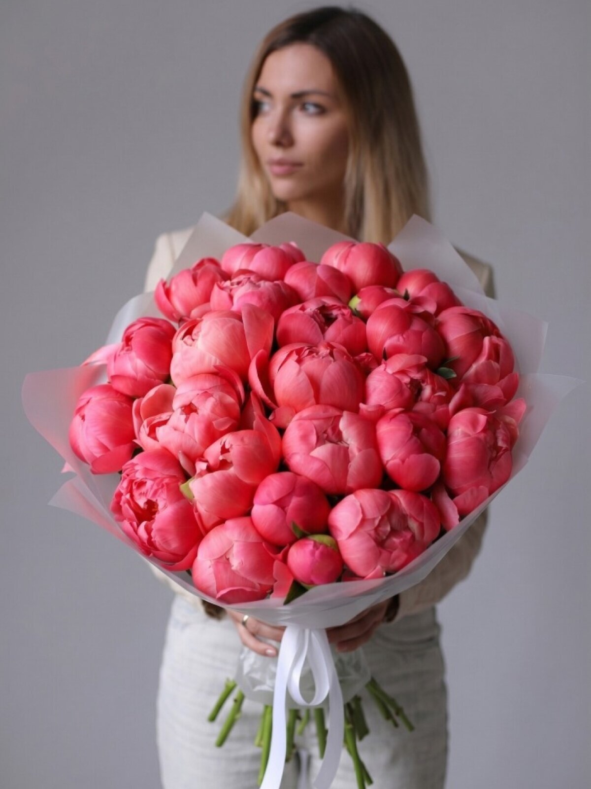 Букет из 29 коралловых пионов