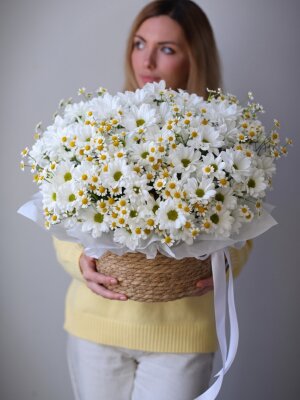 Букет из микса ромашек в корзине L