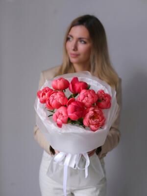 Букет из 9 коралловых пионов